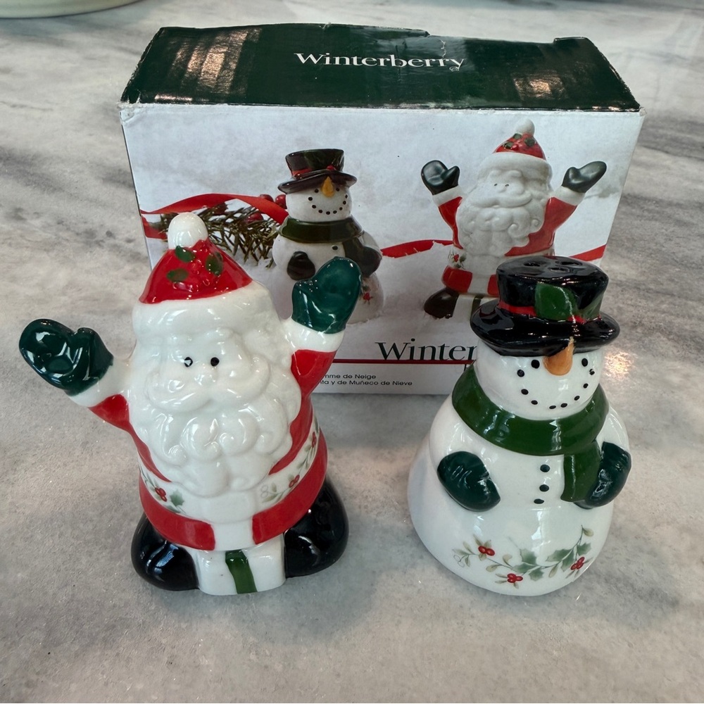 Pfaltzgraff Winterberry Salt & Pepper Shakers in Box‎ Santa & Snowman Christmas